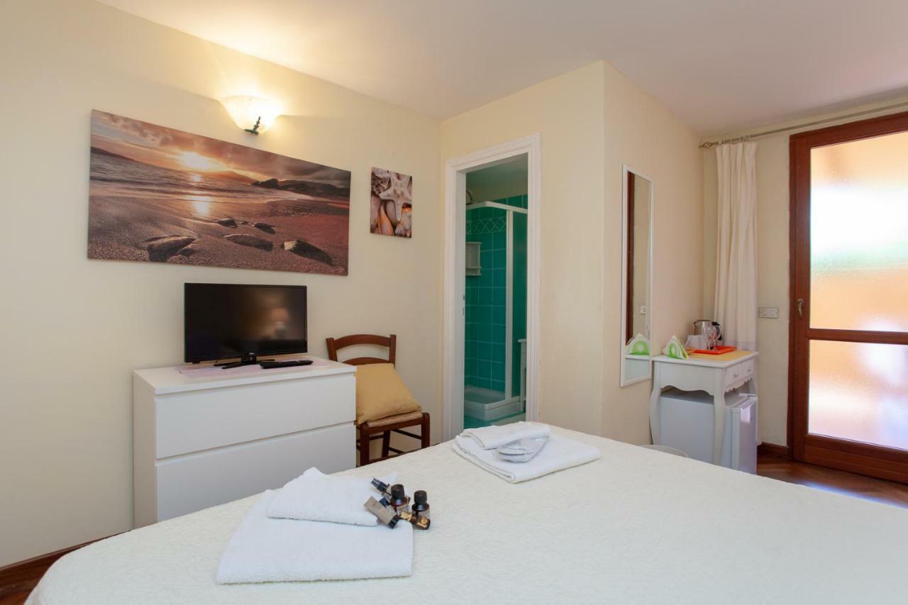 Hotel Domus Francy à San Teodoro  Extérieur photo